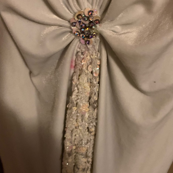 Prom dress or wedding does have smoke smell - Picture 8 of 8